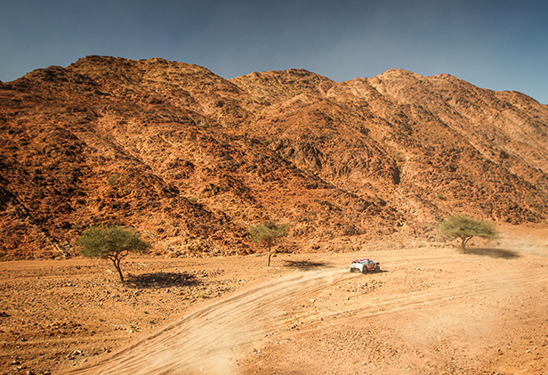 dakar rally desert rocks